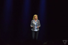 Các nhà điều hành nữ xuất hiện trên sân khấu sự kiện của Apple