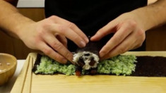 Cách làm sushi cuộn hình gấu trúc cực yêu