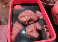 Cách nhận biết thịt lợn ‘đội lốt’ thịt bò