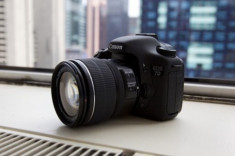 Canon trình làng EOS 7D giá 1.700 USD