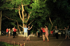 Câu lạc bộ khiêu vũ bên bờ Hồ Gươm