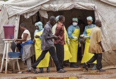 Chuyên gia y tế đầu tiên của WHO nhiễm Ebola ở Tây Phi