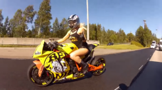 [Clip] Nữ biker nóng bỏng thuần phục KTM RC8 phiên bản độ Bee-DrifteR