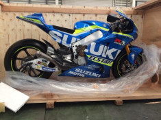 Đập thùng siêu xe đua MotoGP Suzuki GSX-RR tại Việt Nam