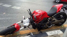 Ducati Monster 821 lại bị gãy chảng ba sau khi xảy ra va chạm