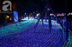 Đường phố Sài Gòn ngập trong ánh sáng lung linh mùa Giáng sinh