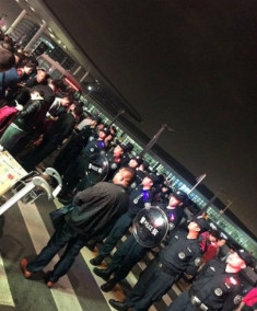 Hỗn loạn tại sân bay Thẩm Quyến, hành khách ẩu đả với cảnh sát