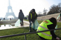 Hướng dẫn viên Nhật Bản tự nguyện dọn rác ở Paris