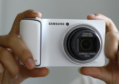 Máy ảnh chạy Android của Samsung giá 12,8 triệu đồng