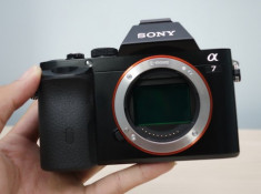 Máy ảnh không gương lật Full Frame Sony giá từ 35 triệu đồng