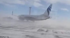 Máy bay quay 180 độ trước sức gió dữ dội ở Nga