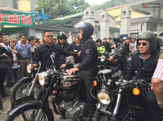 MC Anh Tuấn chạy môtô của Trần Lập trong buổi diễu hành đưa tiễn đầy nước mắt