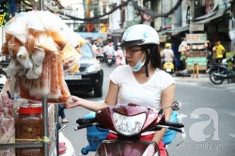 Muôn kiểu hút khách của “phố bánh tráng trộn” Sài Gòn