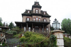 Nhân viên Disneyland chết trong ngôi nhà ma ám