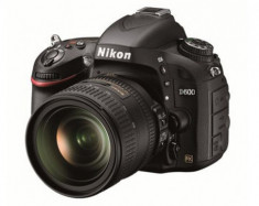 Nikon D600 giảm giá 100 USD