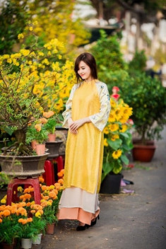 Sắc xuân vấn vương trên tà áo dài của hot girl Việt