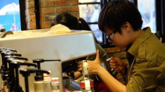 Thích thú kiểu “uống cà phê rồi ăn luôn cốc” độc đáo ở Sài Gòn