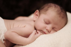 Trẻ ngủ tối hay hậm hực có phải thiếu canxi?