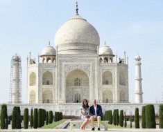 Vợ chồng hoàng tử William thăm đền Taj Mahal