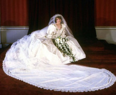 10 mẫu váy cưới xấu của các mỹ nhân nổi tiếng thế giới