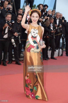 Angela Phương Trinh xoay 180 độ, gợi cảm trên thảm đỏ Cannes