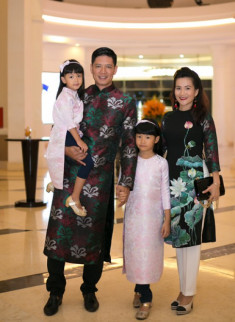 Gia đình Bình Minh mặc áo dài đi xem thời trang