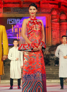 Lan Khuê diễn áo dài gấm trong Festival Huế 2016