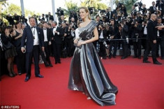 Sao nữ bất ngờ vồ ếch trên thảm đỏ Cannes 2016