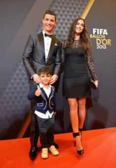 Bạn gái Ronaldo “hơn đứt‘’ bồ Messi?