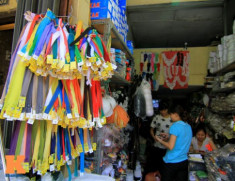 Dạo chợ phụ kiện giá rẻ trên phố Hàng Bồ