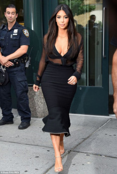 Eva “soi” 12/8: Kim Kardashian trễ nải vòng 1