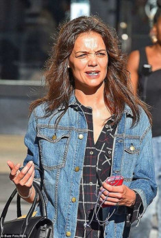 Eva “soi” 19/9: Katie Holmes “đầu bù tóc tối”