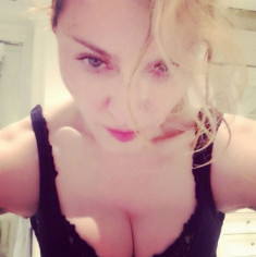 Eva “soi” 26/6: Madonna táo bạo khoe ngực
