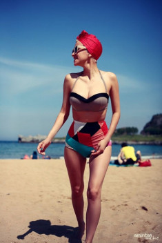 Hi Eva: Biển xanh, nắng vàng và bikini