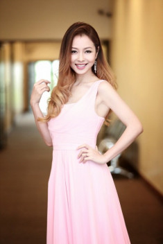 Jennifer Phạm đẹp nền nã với váy pastel
