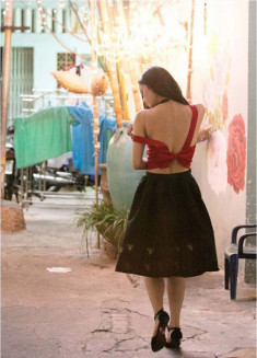 Kỹ nghệ khoe lưng trần trên phố của sao Việt