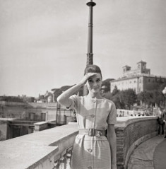 Loạt ảnh street style quý giá của Audrey Hepburn