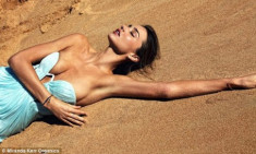 Miranda Kerr khoe vòng 1 trễ nải trên cát