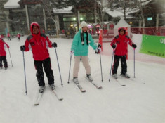 Ngọc Hân cùng bố mẹ say mê trượt tuyết