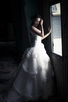 Rợn người xem “ảnh cưới” của siêu mẫu Khánh Ngọc