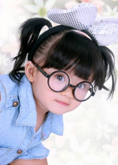 Siêu mẫu nhí: Cô bé kính đen Bòn Bon