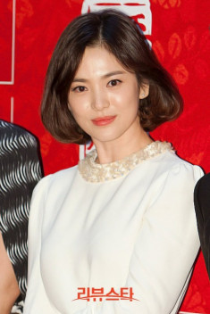 Song Hye Kyo xinh lung linh với tóc ngắn