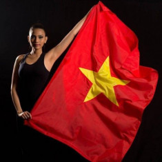 Trương Thị May tạo dáng cùng quốc kỳ