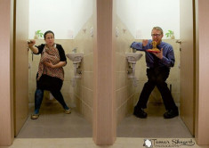 Bức ảnh phản đối cho con bú trong nhà vệ sinh gây xôn xao