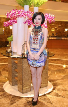 Cao Thùy Linh tươi xinh với váy họa tiết độc đáo