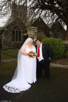 Cặp đôi nặng 540kg chi ba nghìn bảng Anh để tổ chức đám cưới