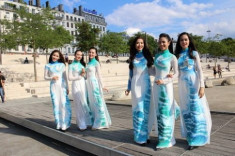 Chân dài Việt lăng-xê áo dài trên đất Pháp