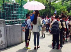 Cô giáo trẻ sợ nắng, bắt học sinh cầm ô gây phẫn nộ