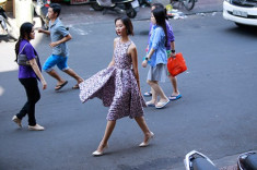 Con gái Sài Gòn váy hoa rộn rã du xuân