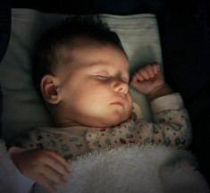 Dạy con ngủ xuyên đêm từ khi mới sinh